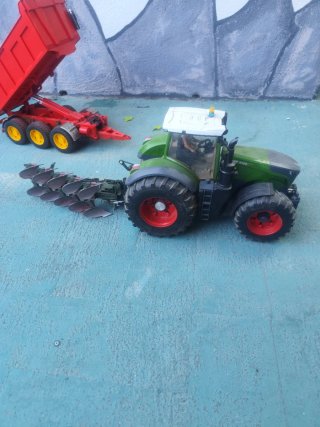 Tractor RC con remolque y arado