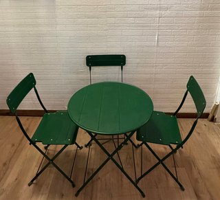 Cuatro juegos de mesas con sillas.