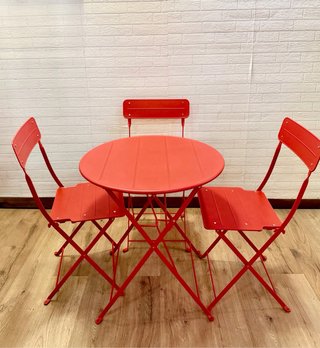 Cuatro juegos de mesas con sillas.