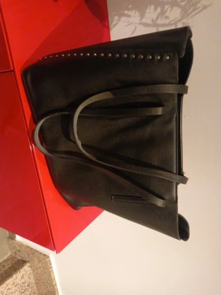 Bolso grande negro con tachuelas
