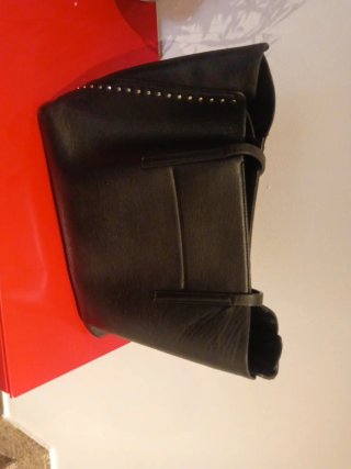 Bolso grande negro con tachuelas