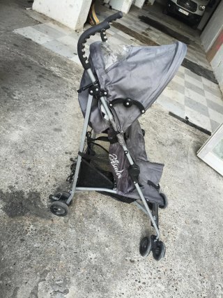 Carrito de bebé gris