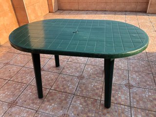 Mesa de jardín ovalada de plástico