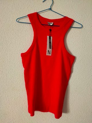 Camiseta tirantes roja Noisy May sin estrenar