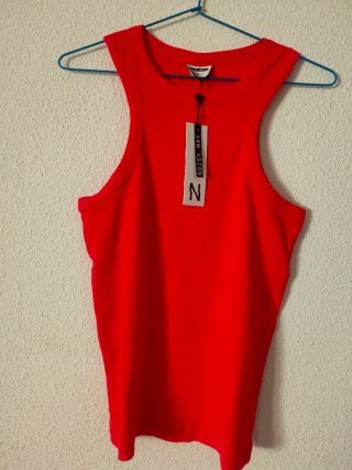 Camiseta tirantes roja Noisy May sin estrenar