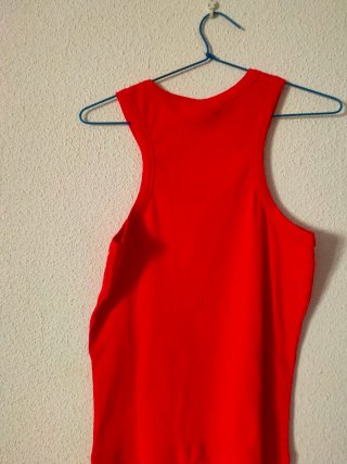 Camiseta tirantes roja Noisy May sin estrenar