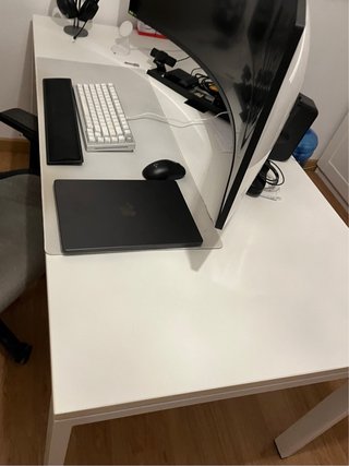 Mesa de escritorio blanca de madera