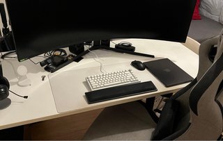 Mesa de escritorio blanca de madera