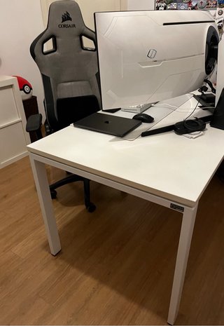 Mesa de escritorio blanca de madera