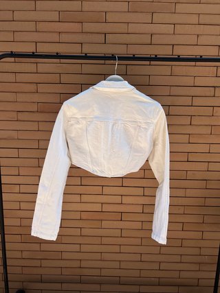 Chaqueta ZARA vaquera blanca cropped