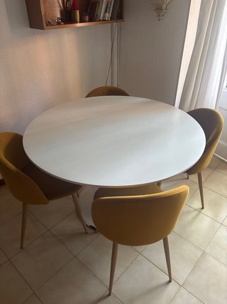 Mesa de comedor redonda estilo Tulip.