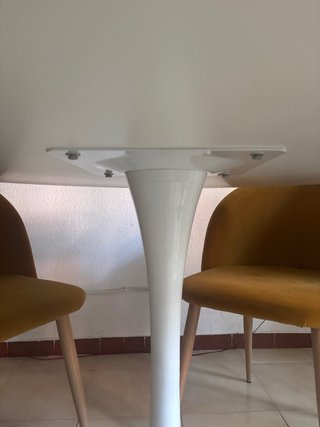 Mesa de comedor redonda estilo Tulip.