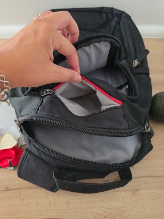 Mochila portátil negra con detalles rojos