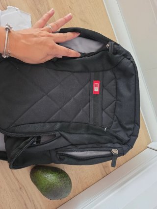 Mochila portátil negra con detalles rojos