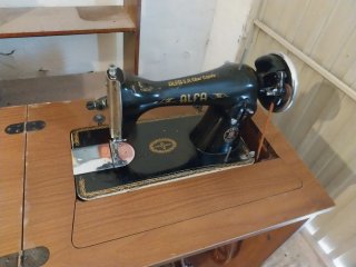 Máquina de coser Alfa antigua