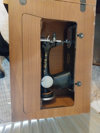Máquina de coser Alfa antigua