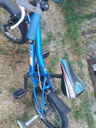 Bicicleta azul con ruedines