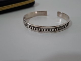 Pulsera y joyero acolchado