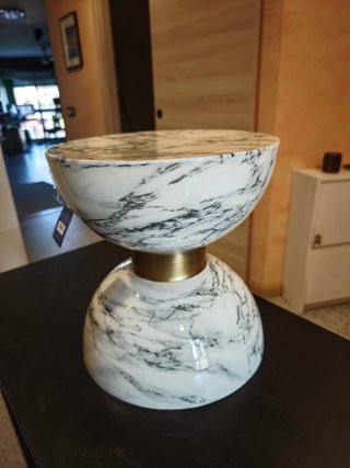 Mesa auxiliar metal, efecto mármol y oro