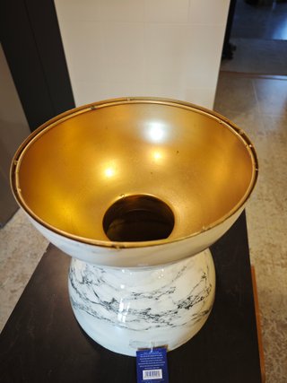 Mesa auxiliar metal, efecto mármol y oro