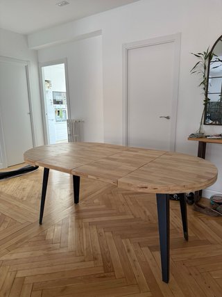 Mesa redonda extensible. Madera y metal.