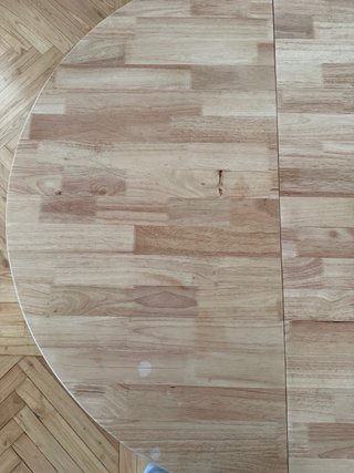 Mesa redonda extensible. Madera y metal.