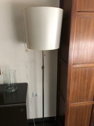 Lámpara de pie dorada y blanca