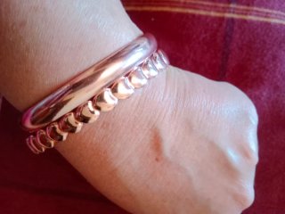 Pulseras de cobre con diseños grabados