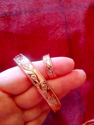 Pulseras de cobre con diseños grabados