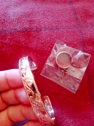 Pulseras de cobre con diseños grabados