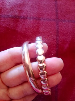 Pulseras de cobre con diseños grabados