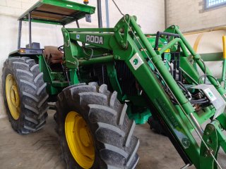 Tractor John Deere con pala frontal