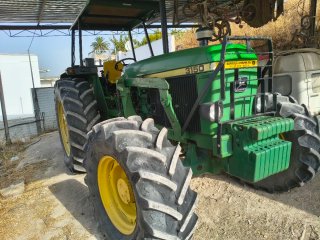 Tractor John Deere con pala frontal