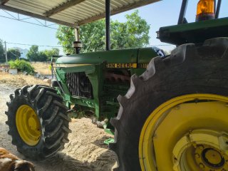 Tractor John Deere con pala frontal