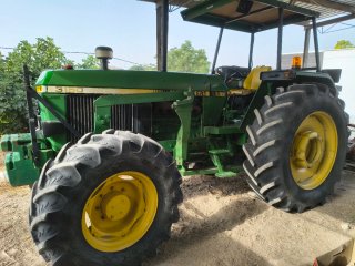 Tractor John Deere con pala frontal
