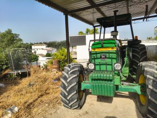 Tractor John Deere con pala frontal