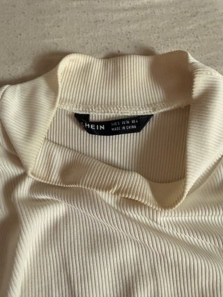 Top blanco de cuello alto sin mangas