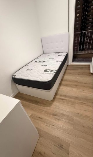 Cama abatible con gran capacidad de almacenamiento