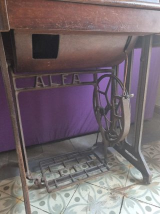 Máquina de coser Alfa antigua