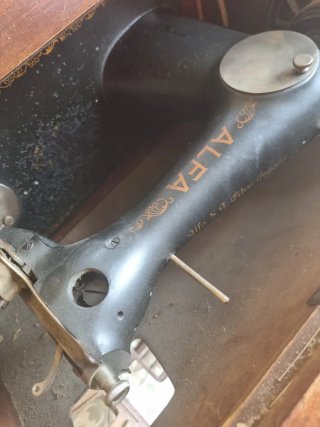 Máquina de coser Alfa antigua