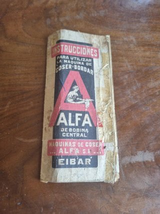 Máquina de coser Alfa antigua