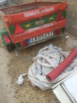Remolque pequeño con enganche para coche