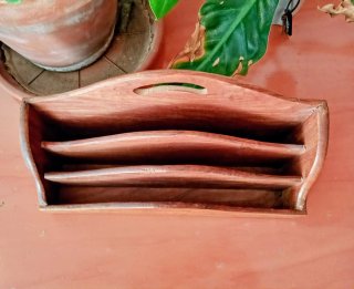 Portacartas de madera con diseño floral