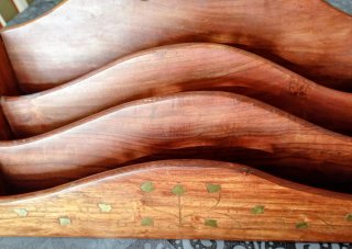 Portacartas de madera con diseño floral