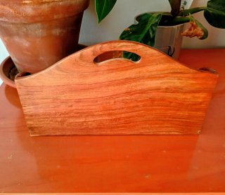 Portacartas de madera con diseño floral