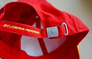 Gorra Ferrari original + tres gorras más.