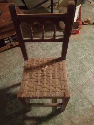 Sillas antiguas de madera y yute