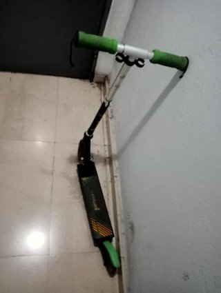 Patinete plegable negro y plateado