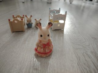 Familia Conejos Sylvanian con 3 Camas Bebé