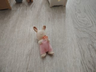 Familia Conejos Sylvanian con 3 Camas Bebé